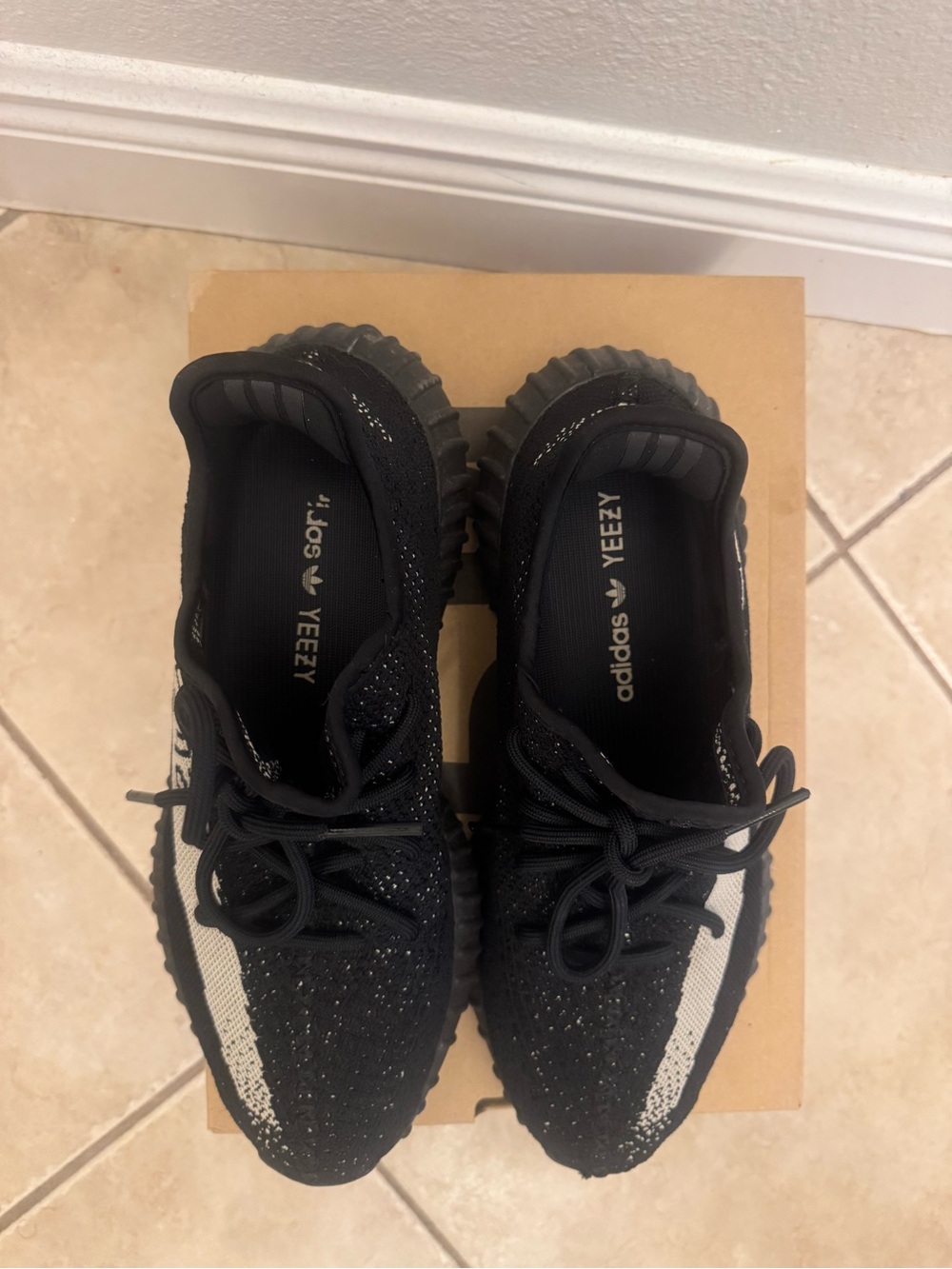 Men’s size 9 yzy 350 v2 oreo - Picture 2 of 4